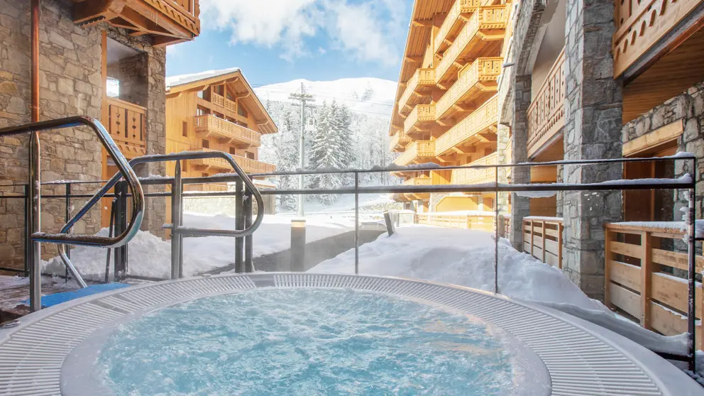Residence l'Hevana Meribel Outdoor Jacuzzi 2 [1]