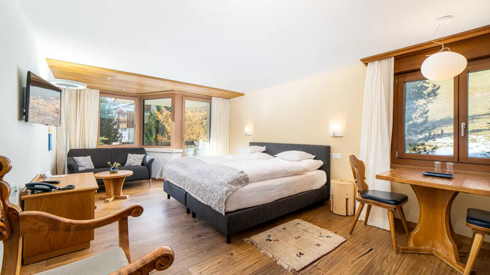 Hotel Allalin Saas Fee Classic Double Bedroom Copyright Puzzlemedia.Ch [8]