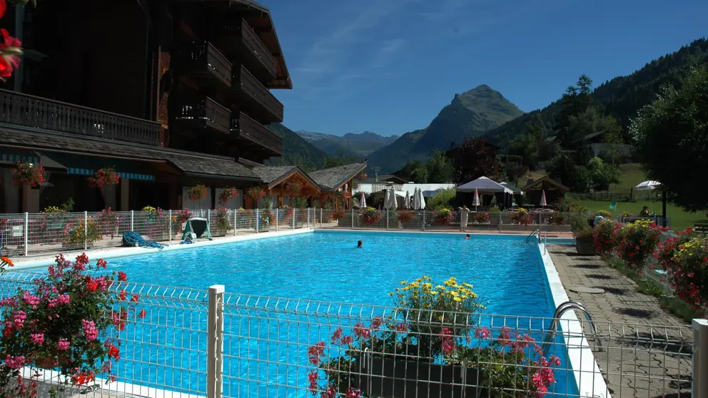 Hotel Le Cret Morzine Outdoor Pool 1 [3]