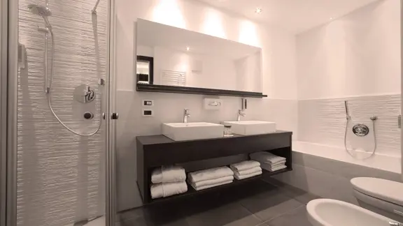 Suite bathroom