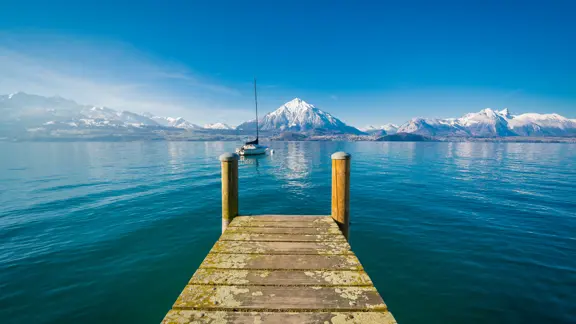 Oberhofen Pier Boat Thun Lake Niesen Winter©Mike Kaufmann