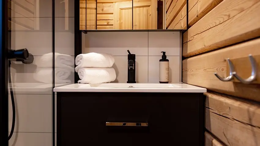 Hotel Bardola Geilo Log Cabin Shower Room [3]