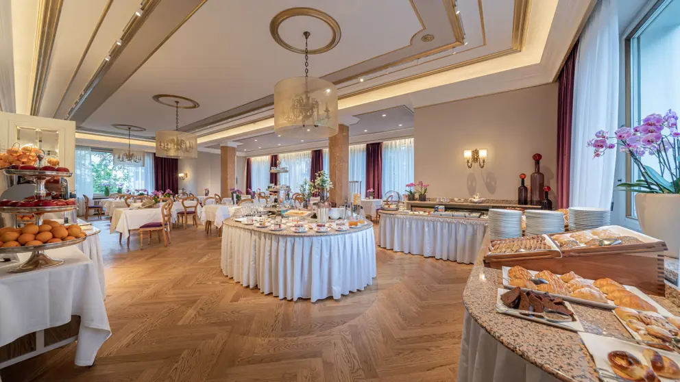 Hotel Adria Merano Breakfast Room [6]
