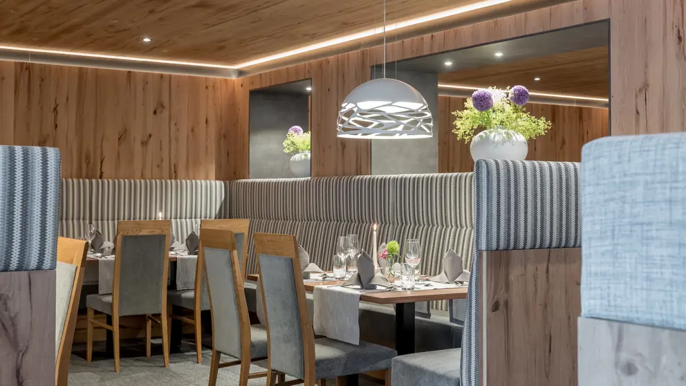 Hotel Tyrolerhof Solden Dining Room [3]