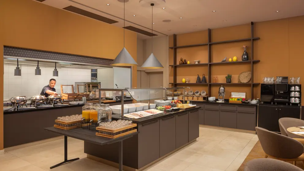 Hotel Hilton Garden Inn Davos Restaurant Breakfast [9]
