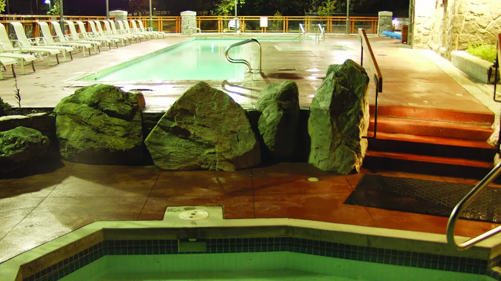 Pan Pacific Village Centre Hotel Whistler Canada Outdoor Hot Tub (2)