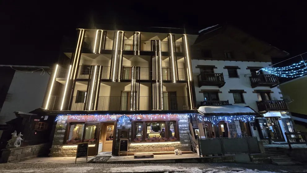 Hotel Perruquet Cervinia Exterior 2 [5]