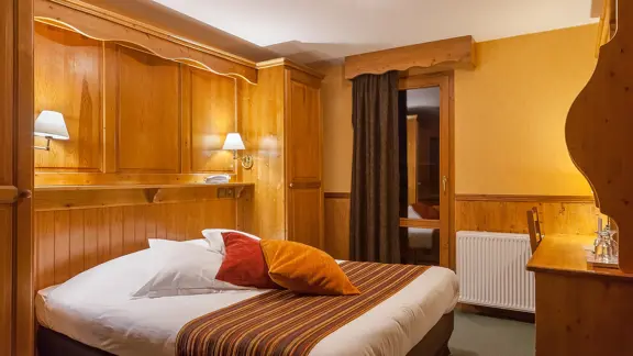 Standard double bedroom