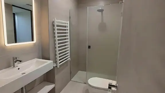 Twin room bathroom