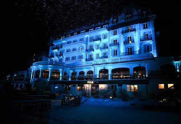 Folie Duce Outside Snowing