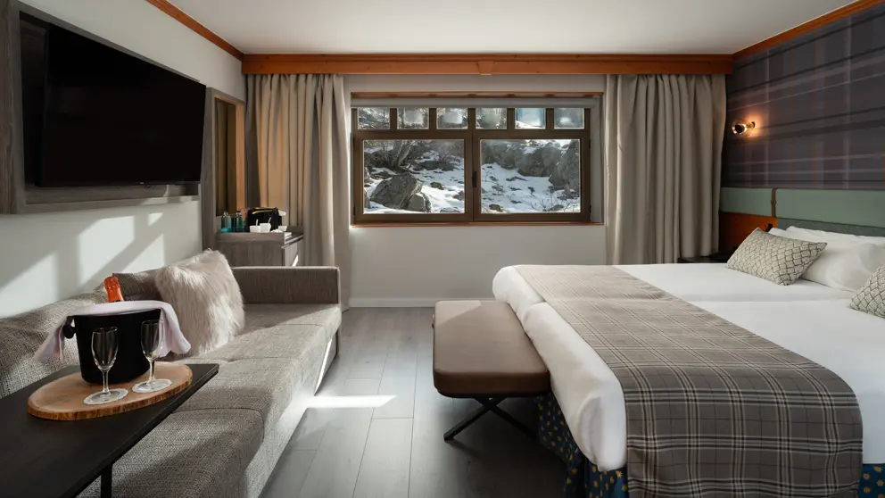 Superior guest room with sofa bed [9]