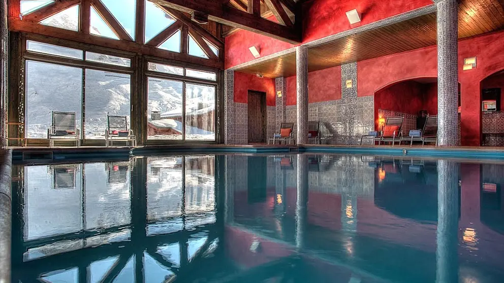 Village Montana Suites Tignes Indoor Pool [2]