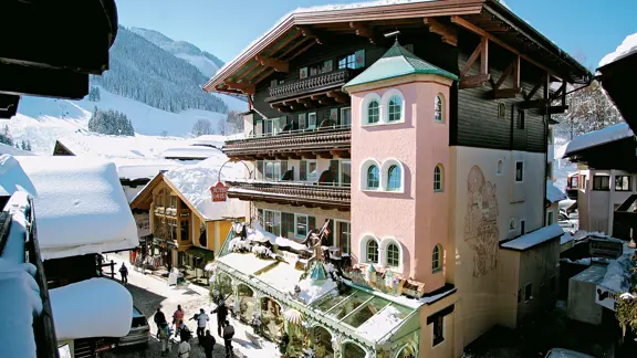 Hotel Bauer Saalbach Exterior Winter