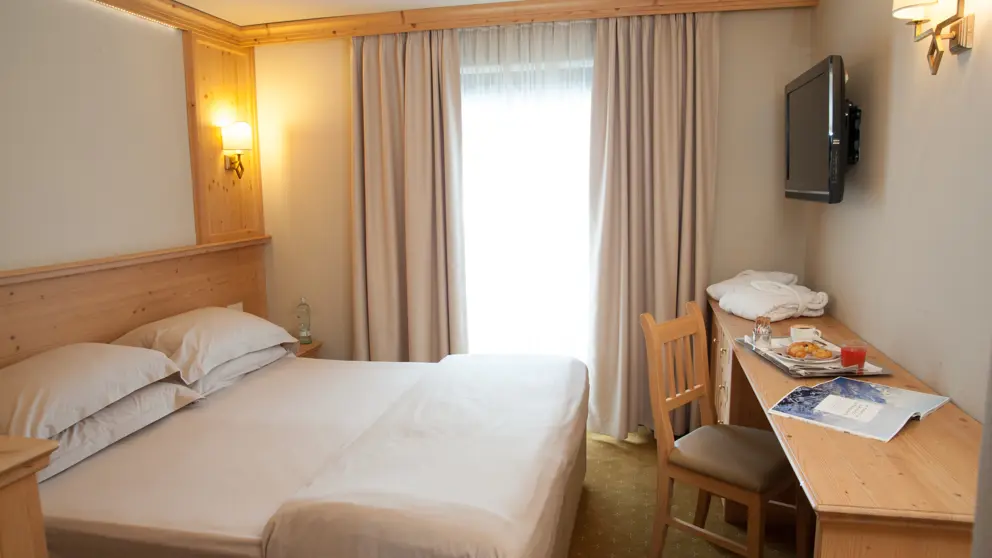 Inghams Italy Livigno Hotel Alexander Bedroom 2 [4]