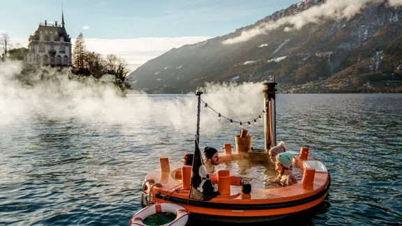 Iseltwald hot tub boat ©Switzerland Tourism/André Meier