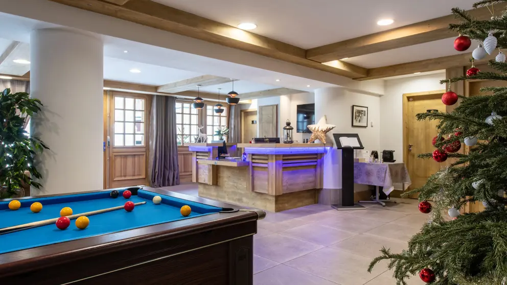 Residence Boutique Lodge Des Neiges Tignes reception and pool table [5]