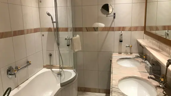 Talblick suite bathroom