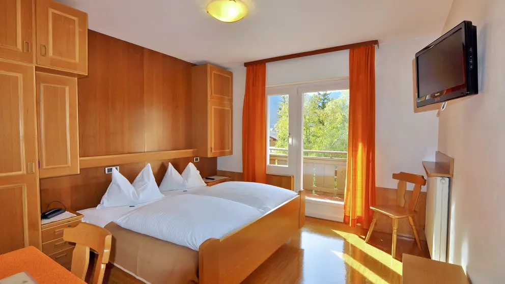 Inghams Italy Dolomites Kronplatz Hotel Garni Pe De Munt Double Bedroom [1]