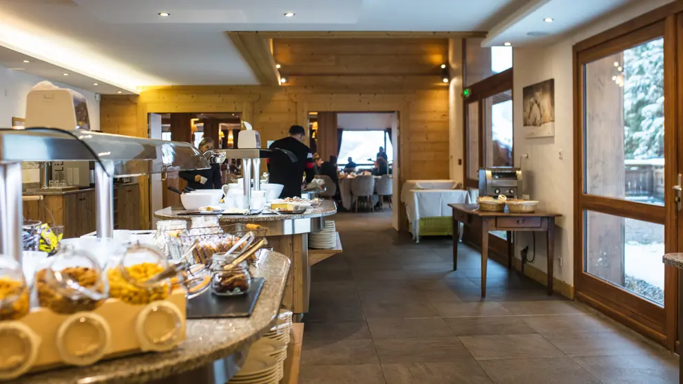 Hotel Alpen Roc La Clusaz Restaurant Buffet [2]