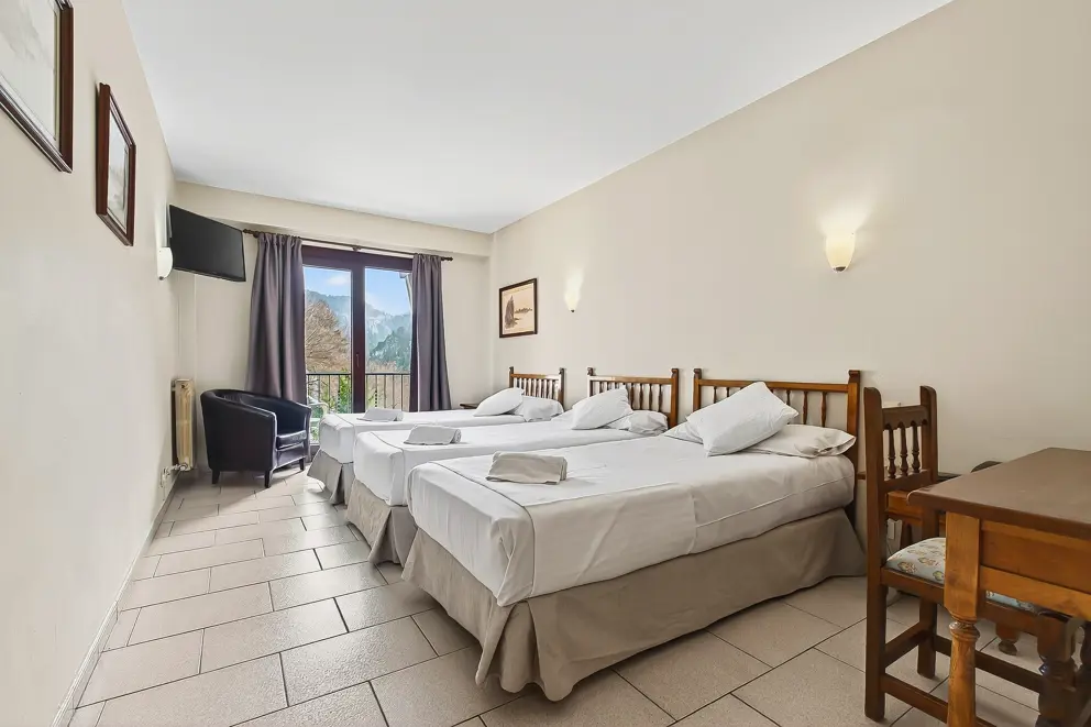 Triple room [2]