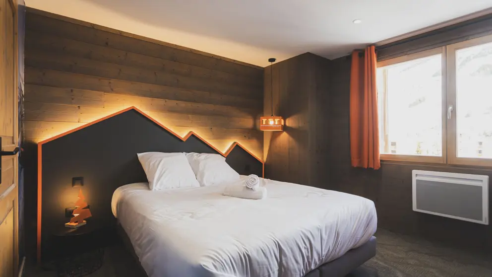 Base Camp Lodge Les Deux Alpes Double Bedroom 3 [1]