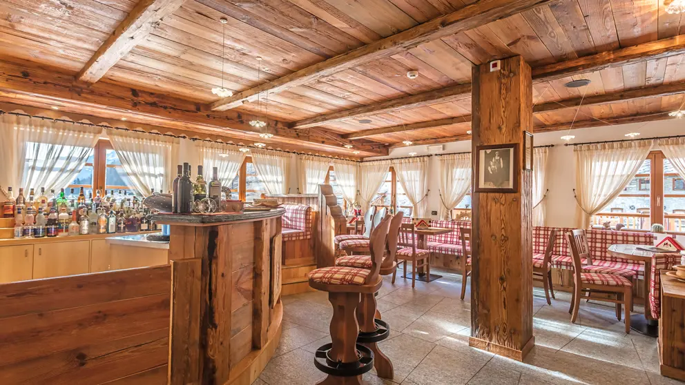 Inghams Italy Monterosa Gressoney Lo Scoiattolo Bar 2 [3]