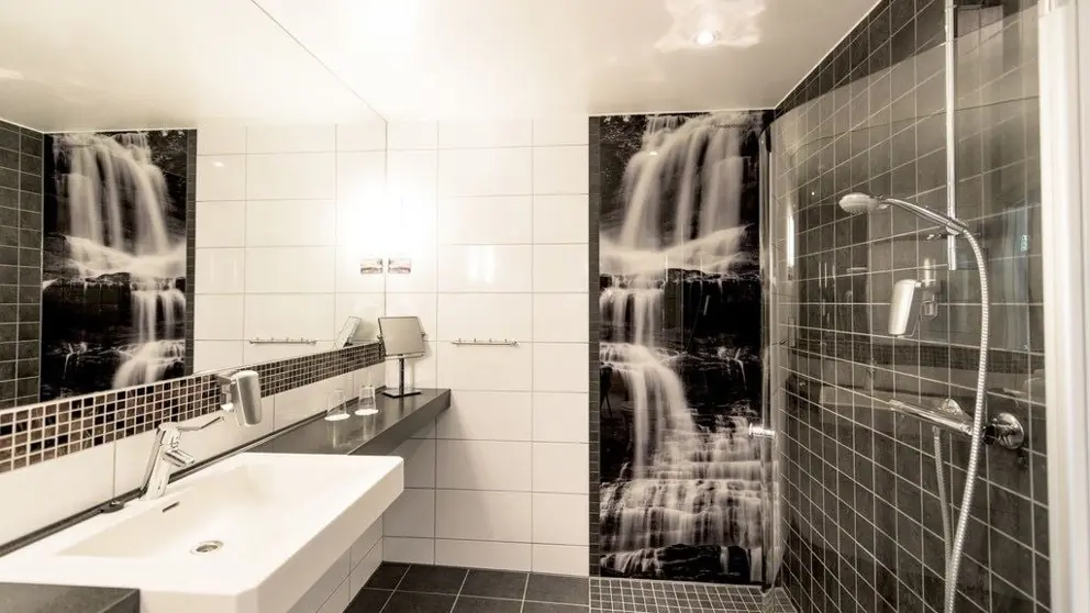 Shower room [2]