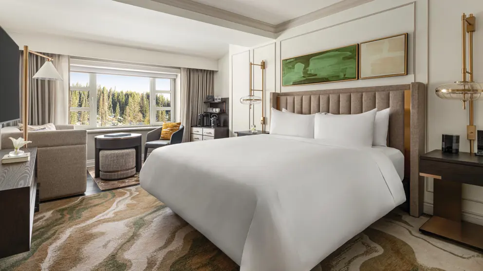 Fairmont Chateau Lake Louise Deluxe Lakeview Room [2]