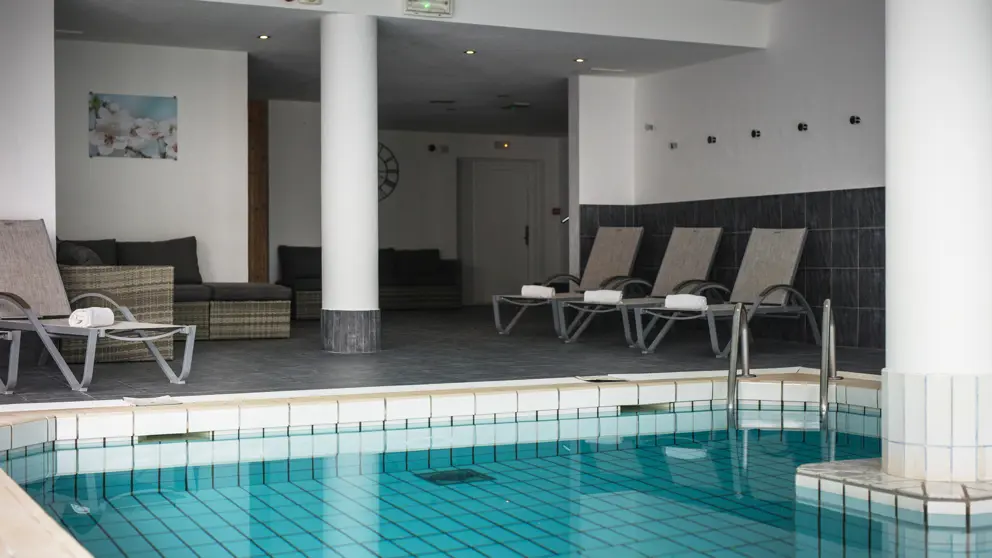 Hotel Alpen Roc La Clusaz Pool [1]