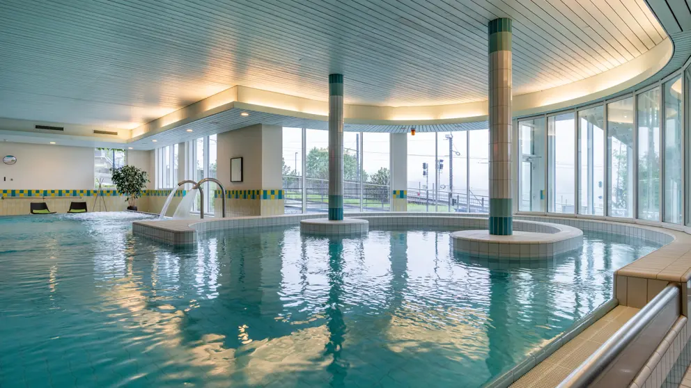 Hotel Victoria Lauberhorn Wengen Pool [2]
