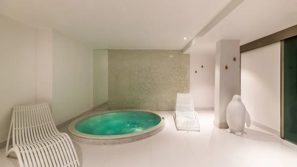 Hotel Chalet Blanc Montgenevre Wellness Area Jacuzzi [7]