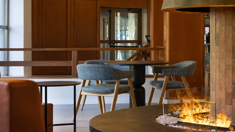Bar lounge [3]