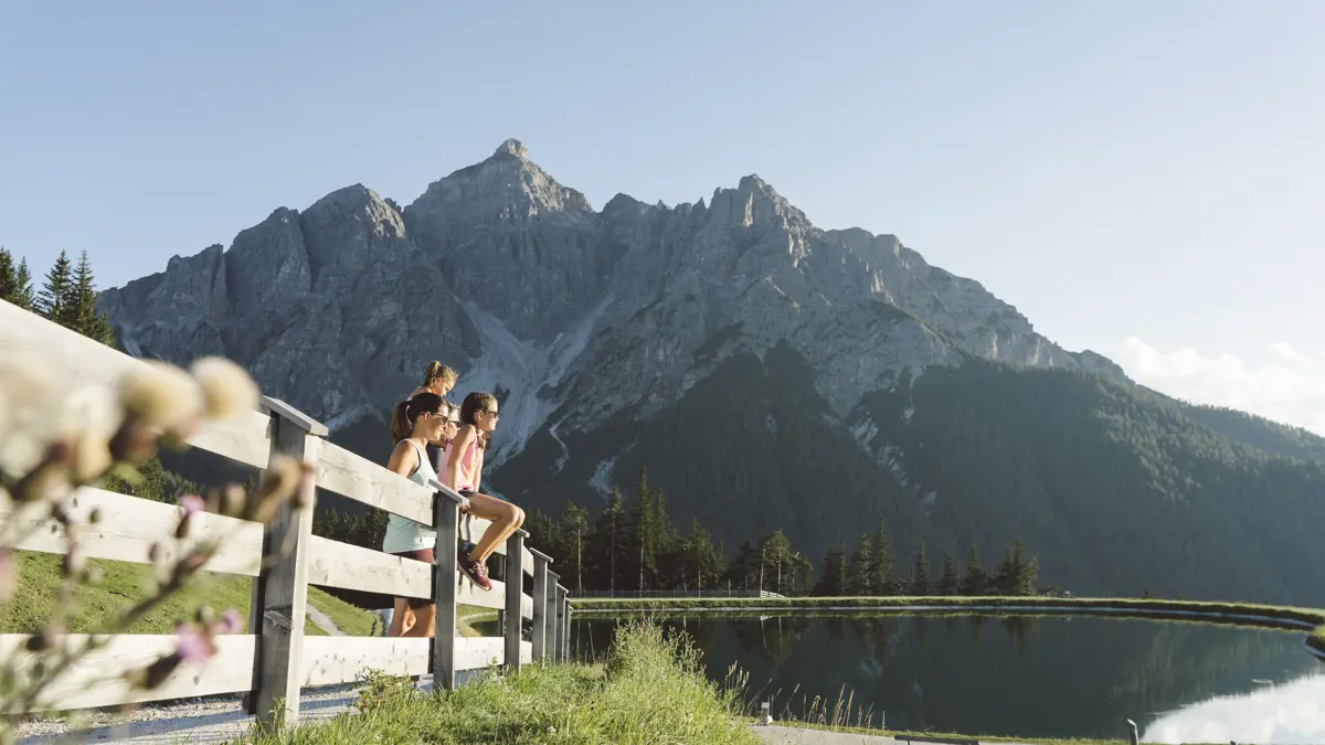 Neustift Serlesbahnenmieders Family In Front Of Serles Mountain Copyright TVB Stubai Tirol Andre Schoenherr