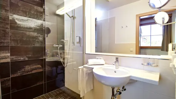 Romantik Austrian twin with balcony - shower room