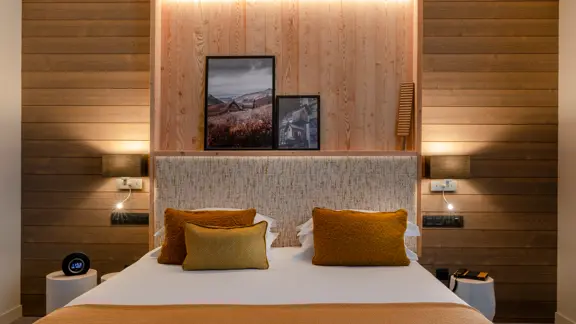 Superior mountain view bedroom