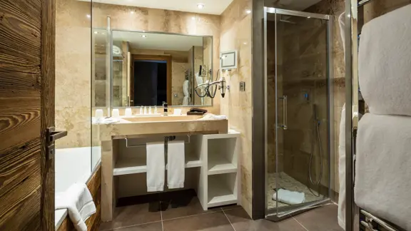 Suite bathroom