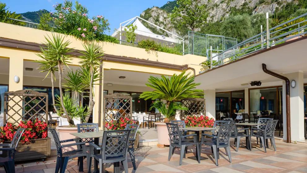 Outdoor Seating [3]