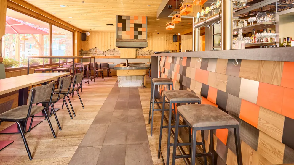 Hotel Base Camp Lodge Les Deux Alpes Bar Area [4]
