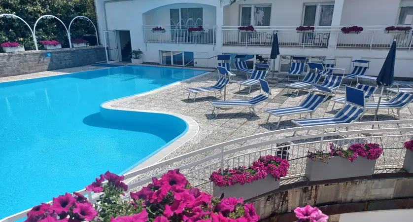 Hotel Excelsior Bay, Malcesine, Sun loungers by the Pool [4]