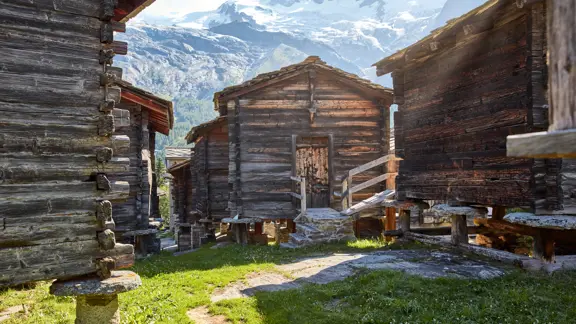 Saas Fee traditional farm buildings (Copyright: Saastal Tourismus Stefan Kuerzi)