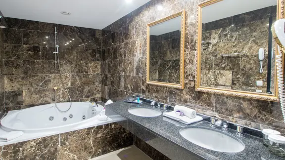 Jacuzzi suite bathroom