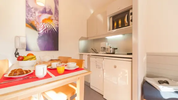 Kitchenette and dining area