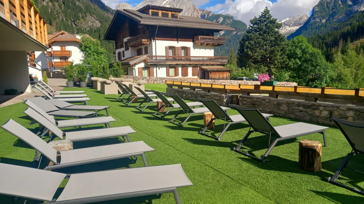 Hotel La Perla Canazei Oudoor Loungers